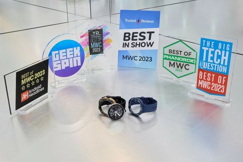 Huawei Watch GT Cyber на фоне полученных наград с выставки MWC 2023.