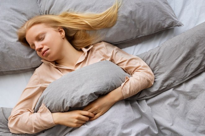 Девушка в кровати Девушка в кровати