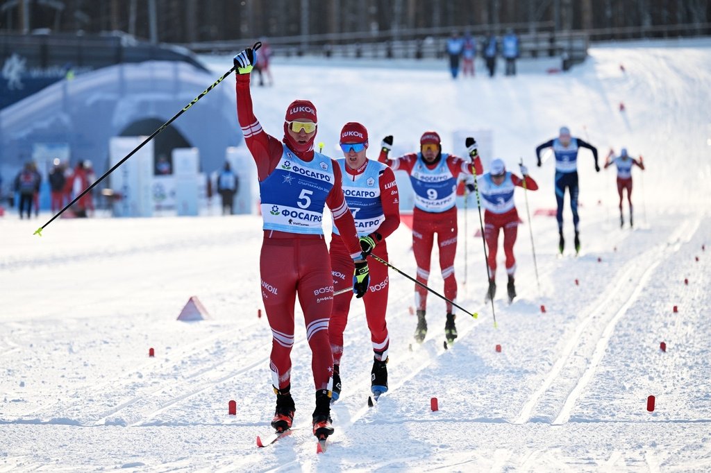 Лыжник Большунов выиграл марафон и завоевал пятую золотую медаль на Спартакиаде