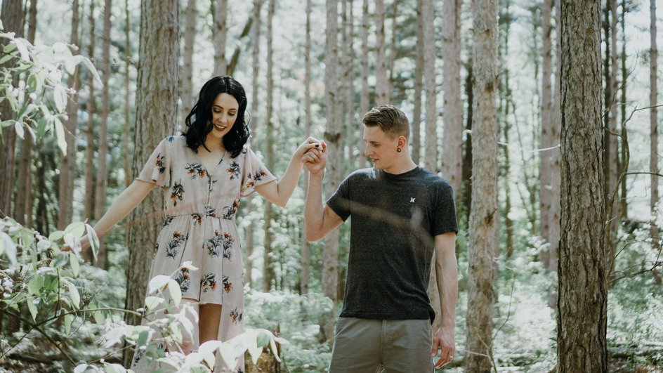Молодая пара прогуливается в лесу