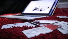 Кредитные карты с ноутбуком на фоне