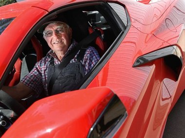 slide image for gallery: 28192 | 87-летний пенсионер купил спорткар для поездок за продуктами