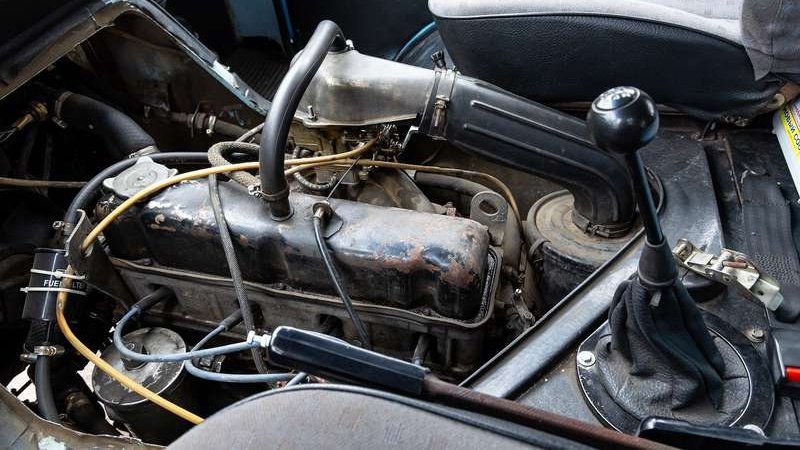 На автомобиле установлен двигатель ЗМЗ, такой же, как на Волге, — мощностью 100 л.с. 