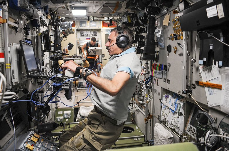 Михаил Корниенко в российском сегменте космической станции. Фото: NASA