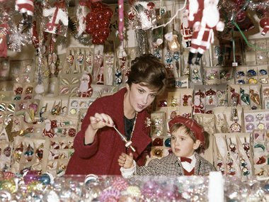 Slide image for gallery: 15698 | Джина Лоллобриджида, Рождество в Риме, 1962 г. | Фото: legion-media.ru