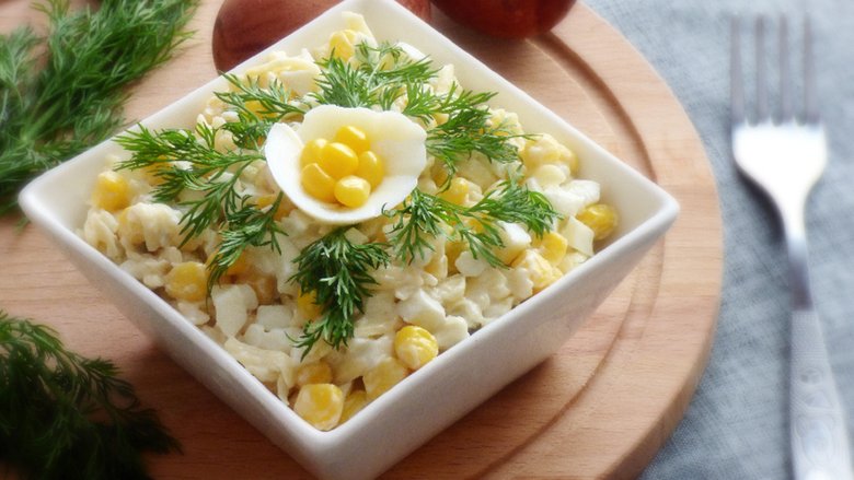 Салат с брынзой, ветчиной и кукурузой: пошаговый рецепт с фото