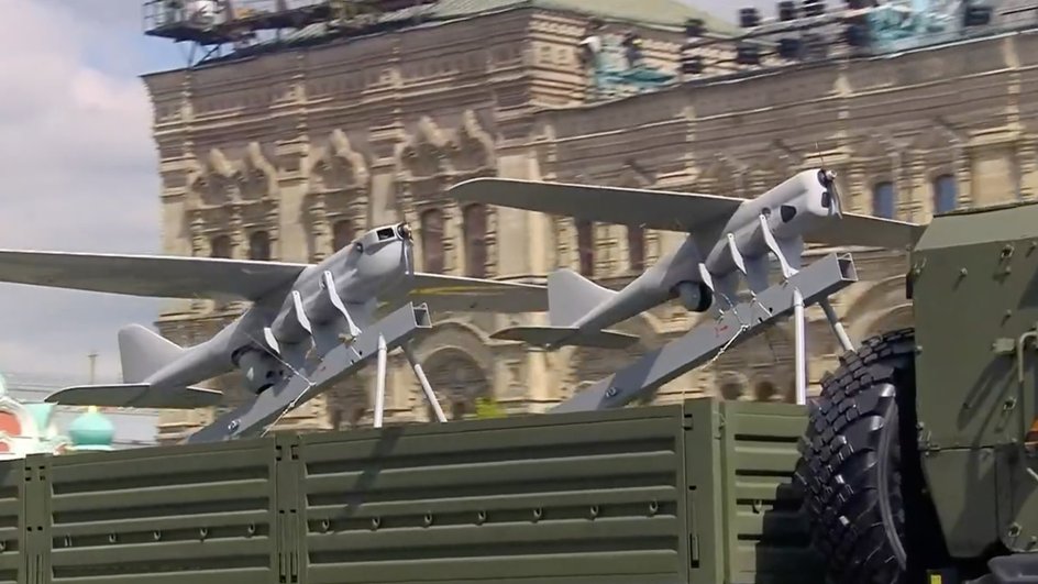 Колонна войск беспилотных систем впервые прошла по Красной площади Колонна войск беспилотных систем впервые прошла по Красной площади