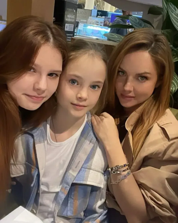 Певица МакSим с дочками Певица МакSим с дочками