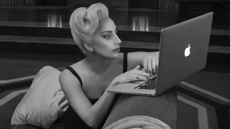Леди Гага в рекламном ролике Apple "Behind the Mac – Greatness"