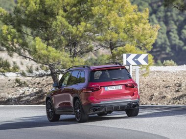 slide image for gallery: 25371 | Mercedes GLB AMG