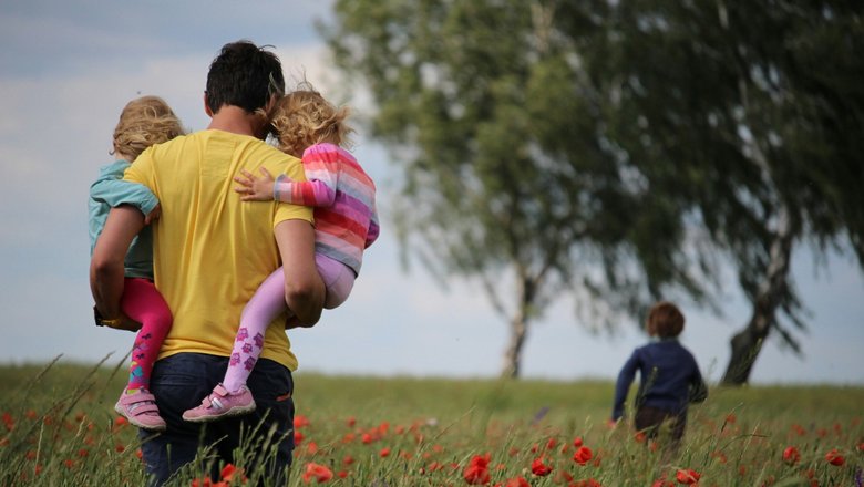 Мужчина учит детей быть благодарными в Международный день спасибо