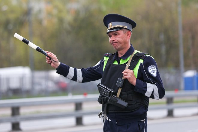 Сотрудник ДПС ГИБДД во время дежурства