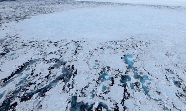 Тающая поверхность арктического ледника. Фото: Элисон Бануэлл / phys.org