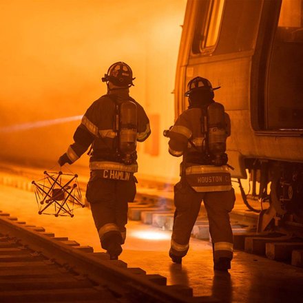 Робота в руках пожарных. Фото: FLYMOTION LLC