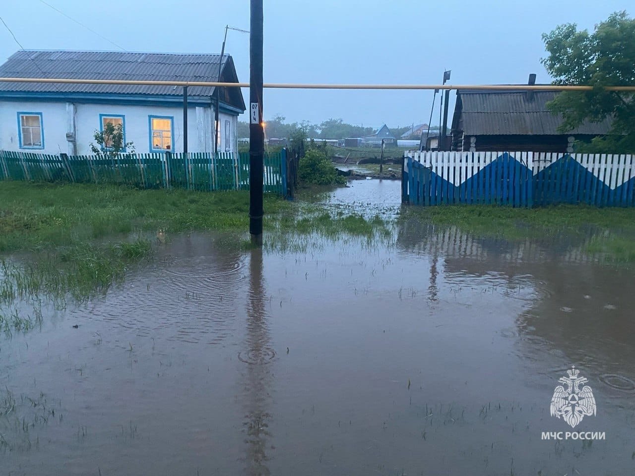 В Башкирии сильные дожди вызвали подтопления дворов и переливы воды -  Новости Mail.ru