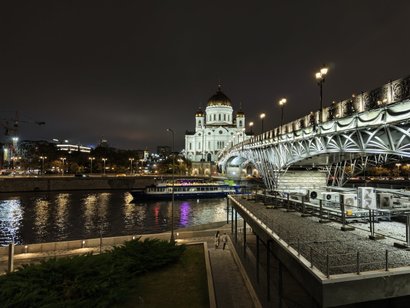 Храм Христа Спасителя и пешеходный мост к нему ночью