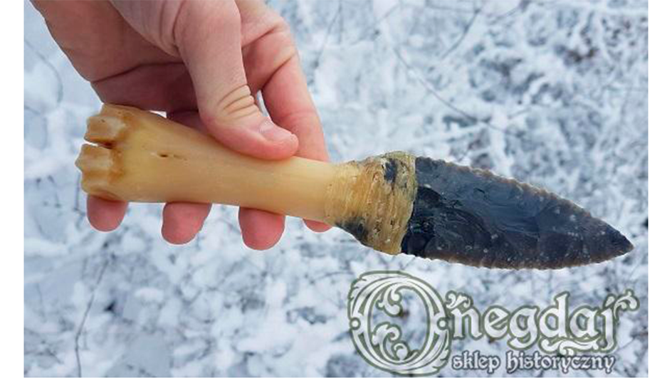Современная реплика ножа, сделанного в верхнем палеолите / Источник: onegdaj.com