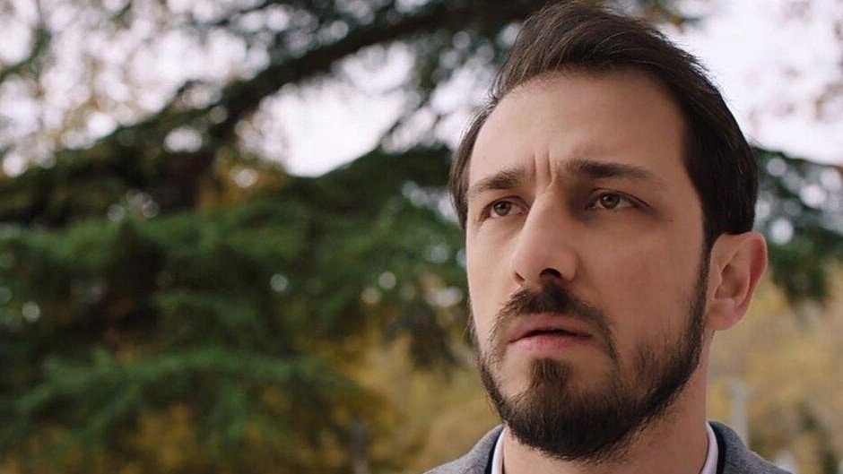 Эмрах Алтинтопрак в роли Мустафы в сериале «Клюквенный щербет» Эмрах Алтинтопрак в роли Мустафы в сериале «Клюквенный щербет»