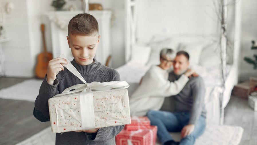 Chlapci ve věku základní školy si již nehrají tak aktivně s hračkami.