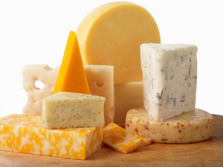Многие виды сыра очень калорийны, что некоторые худеющие упускают из виду