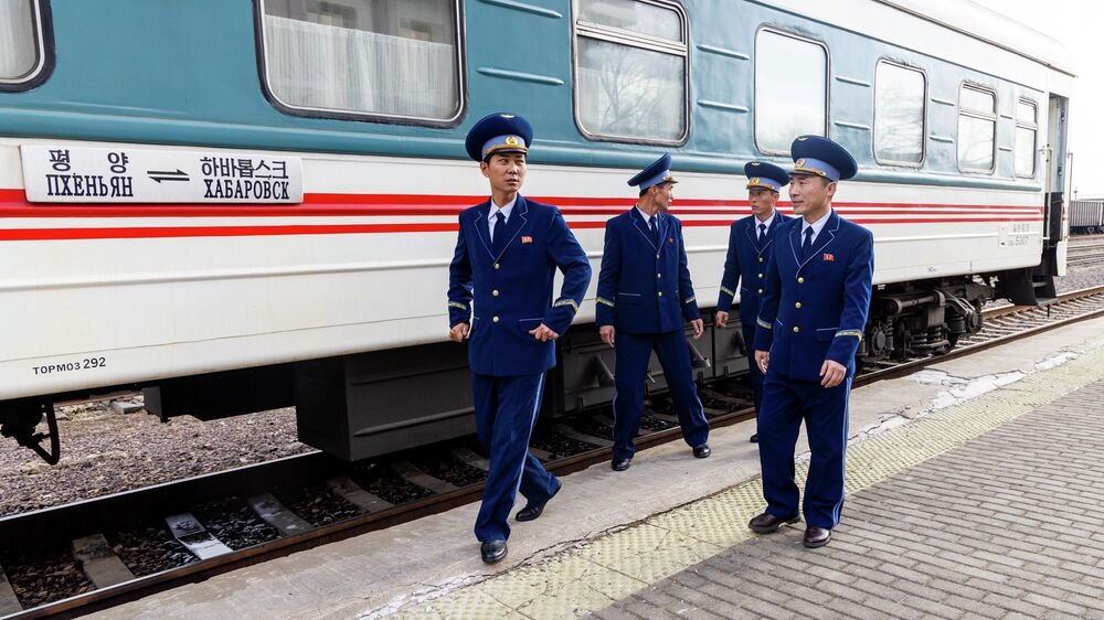 Проводники у поезда на станции Хасан в Приморском крае. Архивное фото Проводники у поезда на станции Хасан в Приморском крае. Архивное фото