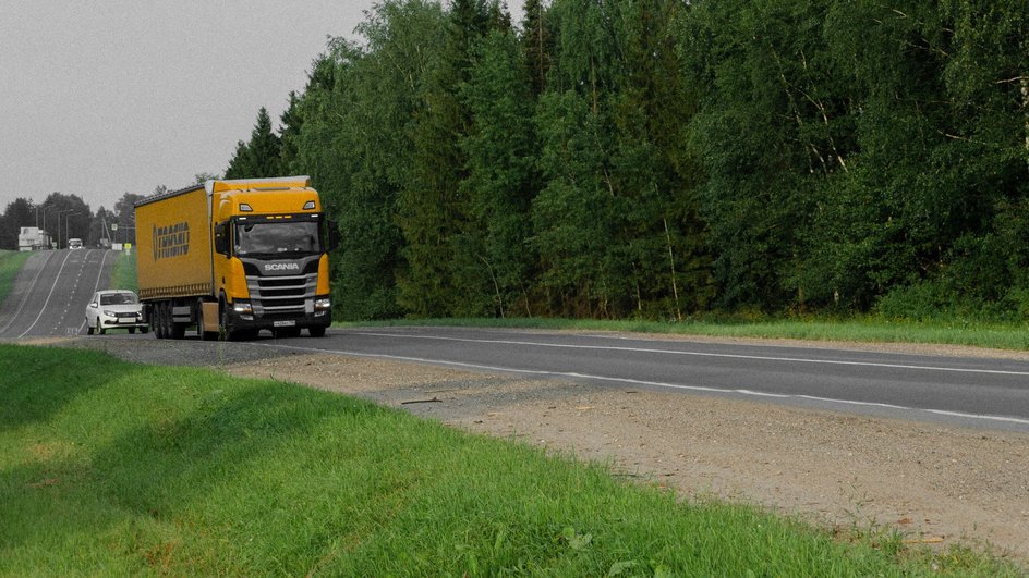 Грузовой автомобиль на дороге Грузовой автомобиль на дороге