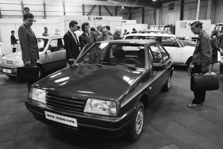 Россия. Москва. 9 июня 1992 г. Один из экспонатов "Автосалона-92" в Сокольниках, новинка ВАЗа - модель 2108 купе. Россия. Москва. 9 июня 1992 г. Один из экспонатов "Автосалона-92" в Сокольниках, новинка ВАЗа - модель 2108 купе.