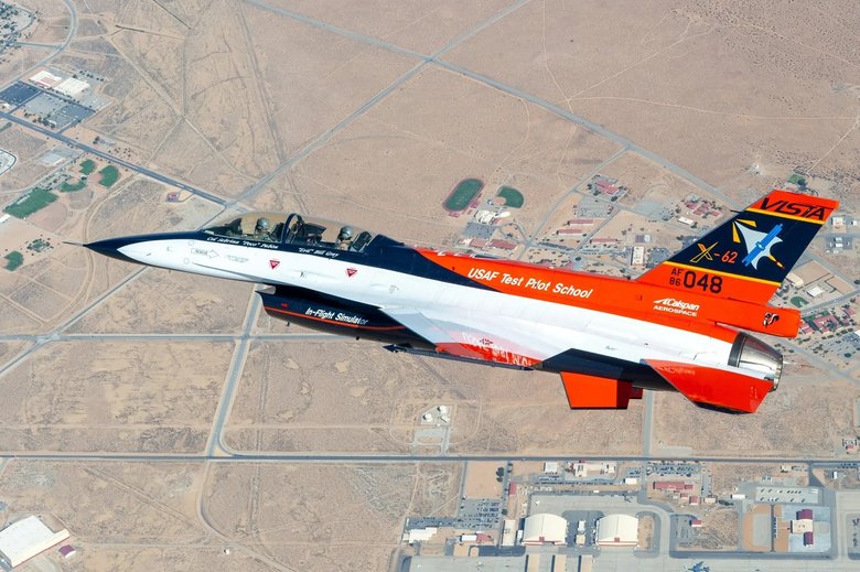 Vista X-62A в полете. В кабине находились пилоты, но самолетом они не управляли. Фото: Lockheed Martin