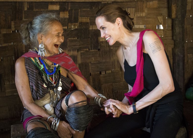 Анджелину Джоли очень тронула история одной пожилой женщины из лагеря беженцев