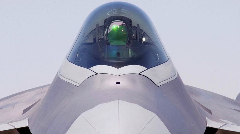 Индикатор на лобовом стекле истребителя F-22 Raptor.