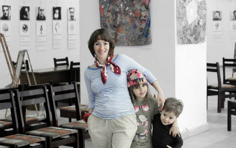 Татьяна с детьми на выставке своих работ
