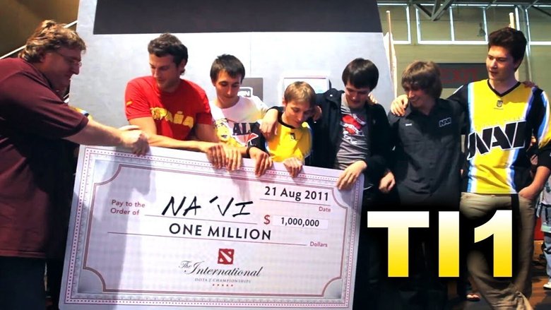 Гейб «Gaben» Ньюэлл, генеральный директор Valve, вручает команде Natus Vincere главный приз The International 2011