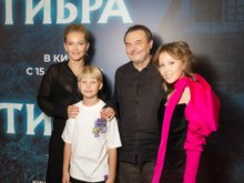 Юлия Пересильд и Алексей Учитель с дочерьми Марией и Анной