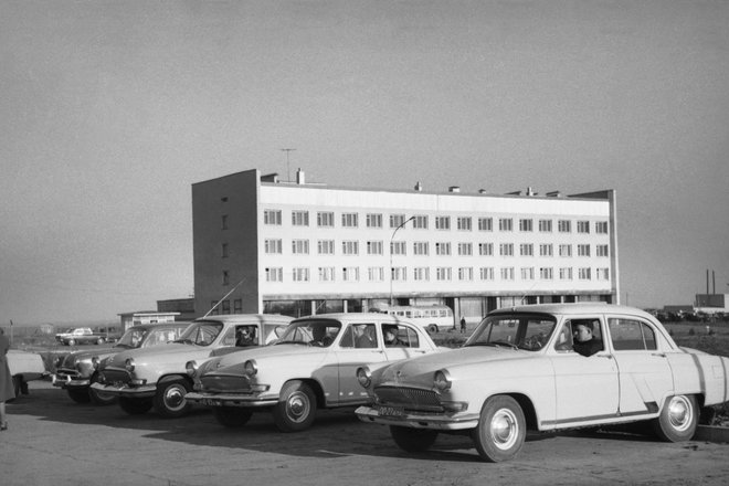 СССР. Горький. 1 апреля 1967 г. Модернизированные автомобили ГАЗ -21 "Волга" (третьей серии) на площадке завода.