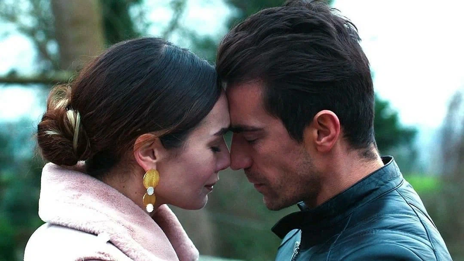 Ибрагим Челиккол и Бирче Акалай в сериале «Черно-белая любовь»