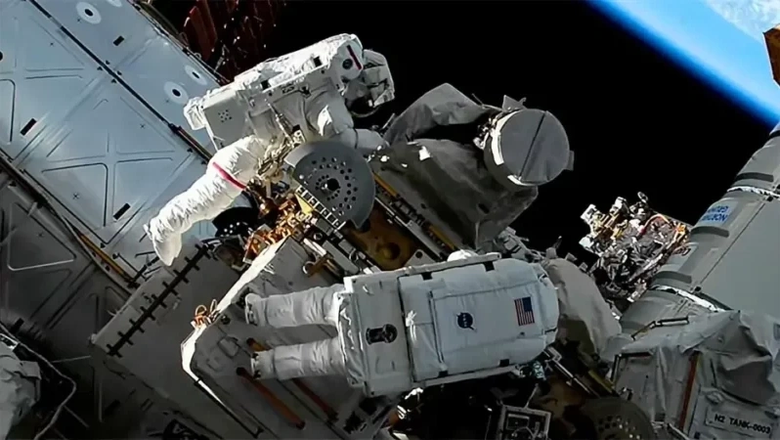 Космонавты НАСА проверяют солнечные батареи МКС. Снимок сделан 2 ноября. Источник: EarthSky