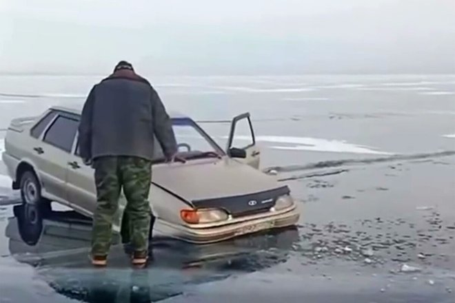 Автомобиль Lada застрял во льдах Байкала и попал на видео