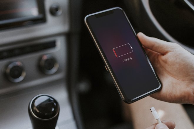 Низкий заряд батареи на смартфоне Низкий заряд батареи на смартфоне