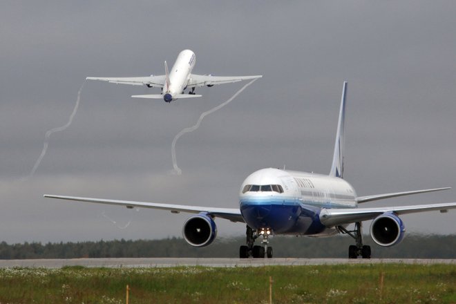 Боинг-767 авиакомпании "Трансаэро" (на взлете) и Боинг-767 авиакомпании United Airlines в аэропорту "Домодедово". Боинг-767 авиакомпании "Трансаэро" (на взлете) и Боинг-767 авиакомпании United Airlines в аэропорту "Домодедово".