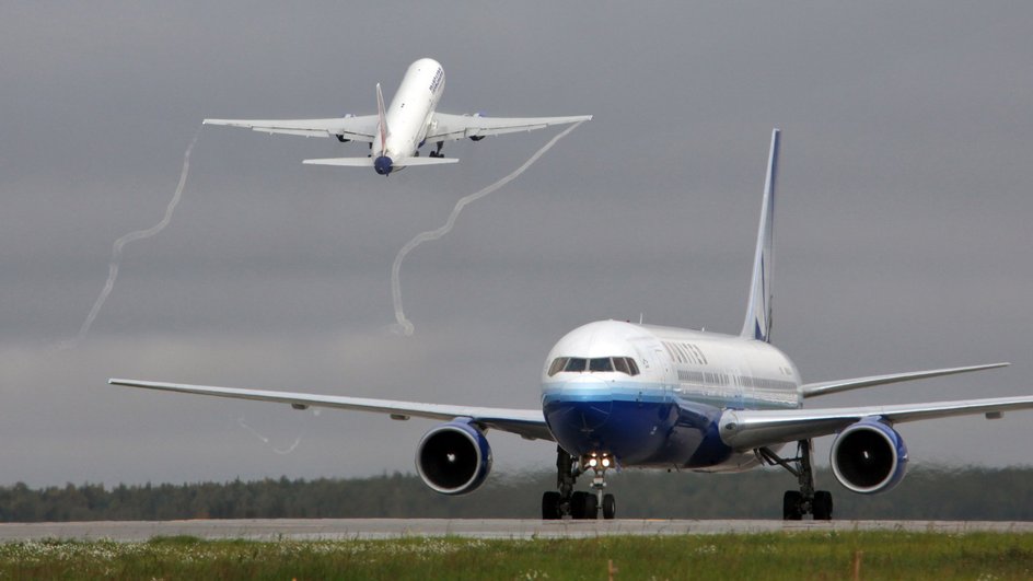 Боинг-767 авиакомпании "Трансаэро" (на взлете) и Боинг-767 авиакомпании United Airlines в аэропорту "Домодедово". Боинг-767 авиакомпании "Трансаэро" (на взлете) и Боинг-767 авиакомпании United Airlines в аэропорту "Домодедово".