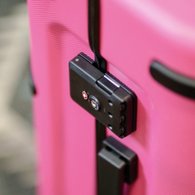 Док-станция чемодана (1), замок (2), разъем для умной метки (3), повербанк, который прячется в сам чемодан (4). Фото: T-Mobile