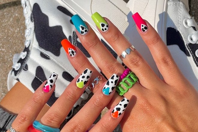Неоновые ногти с коровьим принтом из аккаунта Cheriesnails Неоновые ногти с коровьим принтом из аккаунта Cheriesnails