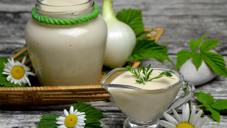 Молочный соус с луком для котлет в соуснице и банке Молочный соус с луком для котлет в соуснице и банке
