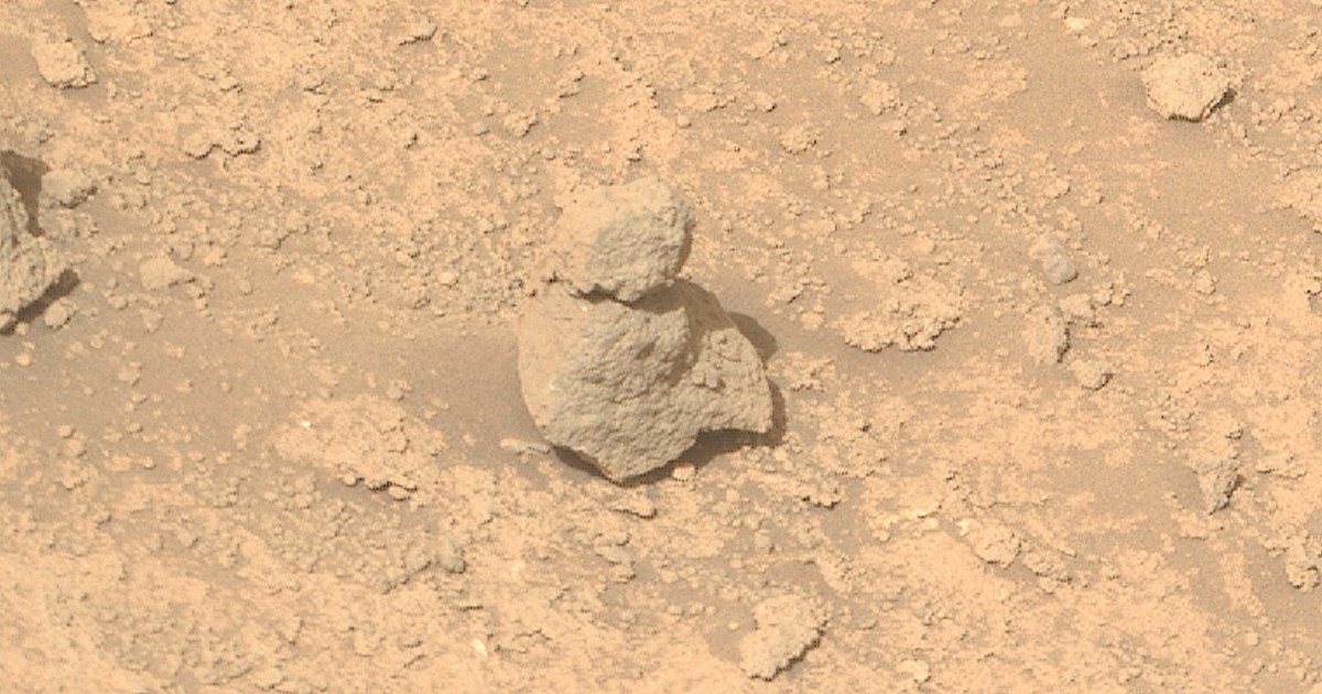 На Марсе нашли снеговика из пыли (фото)