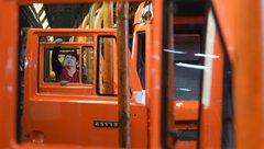 Работница на линии сборки кабин грузового автомобиля КамАЗ 43118 на заводе ПАО 'КамАЗ'