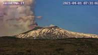 Сейчас Этна снова активизировалась. Вулкан выбросил столб пепла на высоту 9км. Воздушное пространство в районе вулкана закрыто. Фото: Instagram @zancle_757 / @pierobertino58 / @guidetna.it / @davide_81_