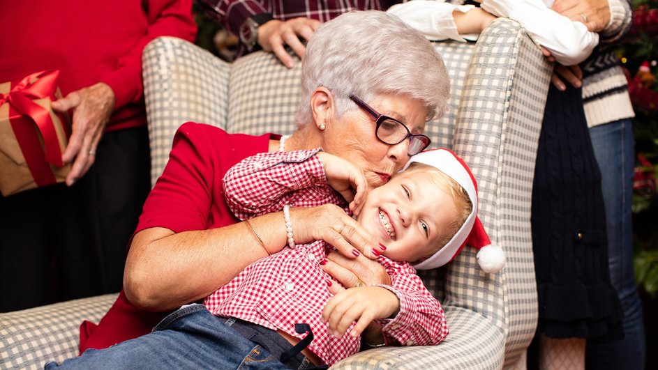 бабушка целует хохочущего внука