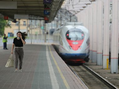slide image for gallery: 26201 | Отправление скоростного поезда «Сапсан» в Санкт Петербург с Ленинградского вокзала столицы.