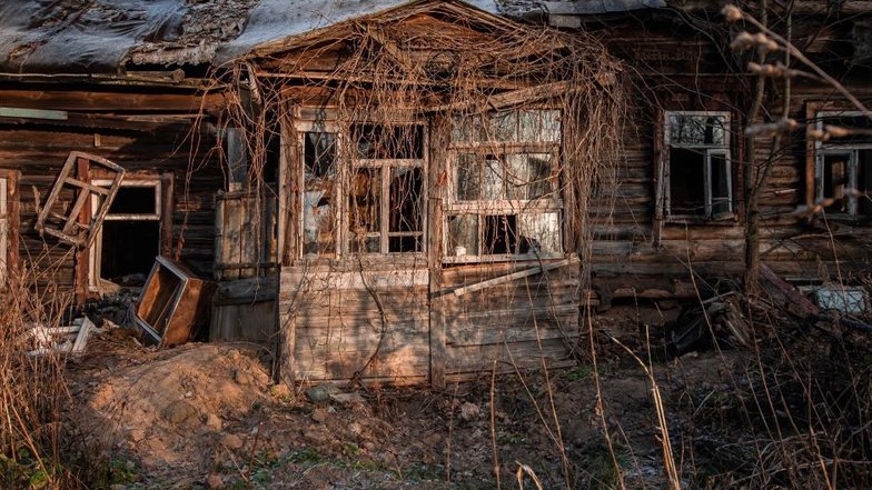 Заброшенный дом в деревне в Калужской области