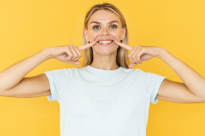 прикус улыбка блондинка тык в лицо прикус улыбка блондинка тык в лицо